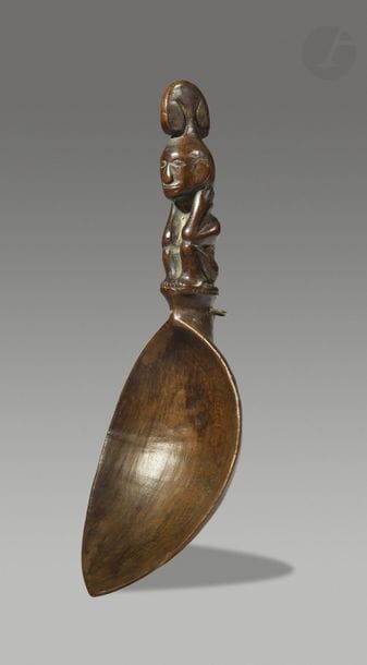 Une très belle cuillère au manche sculpté d’un personnage au joli modelé, assis sur ses talons dans une position traditionnelle.
Ifugao, Province d’Ifugao Nord de Luzon, Philippines
Bois, très belle patine d’usage, accident mineur au cuilleron.
H. : 17 cm

Voir Musée Dapper L’Art De Manger, 2014 p. 198 pour un modèle comparable.