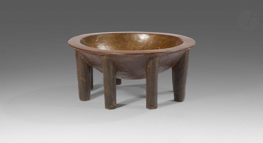 Une coupe à kava ou yaqona, obtenue en pressant la racine séchée du Piper methysticum.
Iles Fidji, Polynésie
Bois, patine d’usage, accidents et restauration sur un pied ( pièce d’origine ), et fibres de coco tressées.
H. : 18 cm, D. : 40 cm