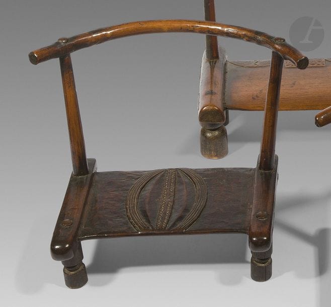 Une très belle chaise d’homme à décors sculptés en haut-relief sur l’assise.
Dan, RCI.
Bois, très belle patine d’usage.
H. : 35,5 cm