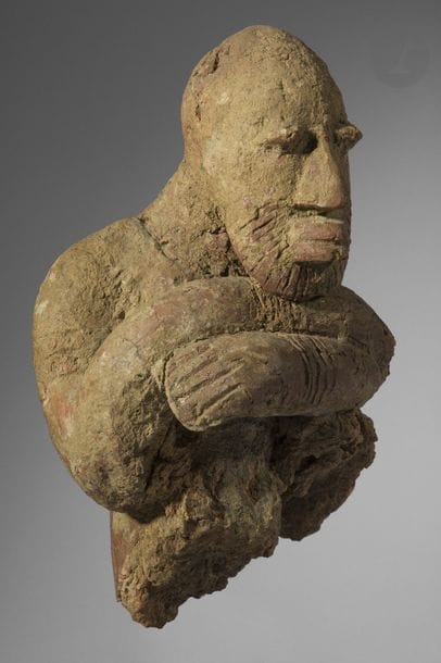 Un beau personnage fragmentaire au visage scarifié assis à l’origine dans une posture classique en génuflexion, les bras croisés et la tête y reposant.
Art Djenne, Mali, autour du IXe au XIIe siècle ap. JC.
Terre cuite chamotée, manques, usures et restaurations, manque de la partie basse de la sculpture.
H. : 22 cm