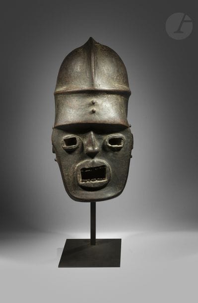 Un ancien et puissant masque de danse etshibi gainé de cuir, aux scarifications temporales et frontales en reliefs, et aux dents de bois enchâssées.
Ekoi, ou Baméta, Nigéria, Cameroun
Bois, et cuir, très belle patine d’usage.
H. : 46 cm

Provenance :
Acquis dans les années 80, Galerie B. Dulon, Paris