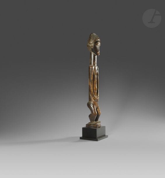 Une élégante statuette waka sona féminine au corps scarifié, au visage stylisé et aux belles proportions du corps étirées.
Baoulé, RCI
Bois, belle patine d’usage.
H. : 27,5 cm

Provenance :
Galerie Ch.Valluet, Paris