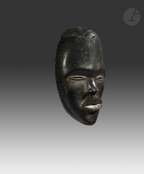 Un ancien masque du Poro aux yeux fendus et à la bouche proéminente témoignant d’importantes et longues utilisations.
Dan, RCI
Bois, très belle patine d’usage, usures et petits accidents d’ancienneté, fer.
H. : 24 cm