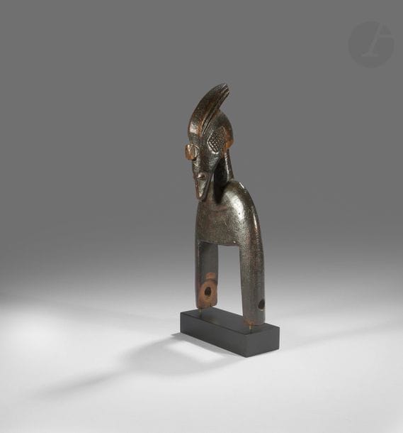 Un ancien étrier de poulie de métier à tisser surmonté d’une tête aux larges scarifications temporales gravées en quadrillages.
Senoufo, RCI
Bois, très belle patine d’usage, usures et petit manque.
H. : 20,5 cm

Provenance :
Galerie O. Castellano, reproduit dans son cat. Senoufo, Ed. Castellano 2014, p. 104 