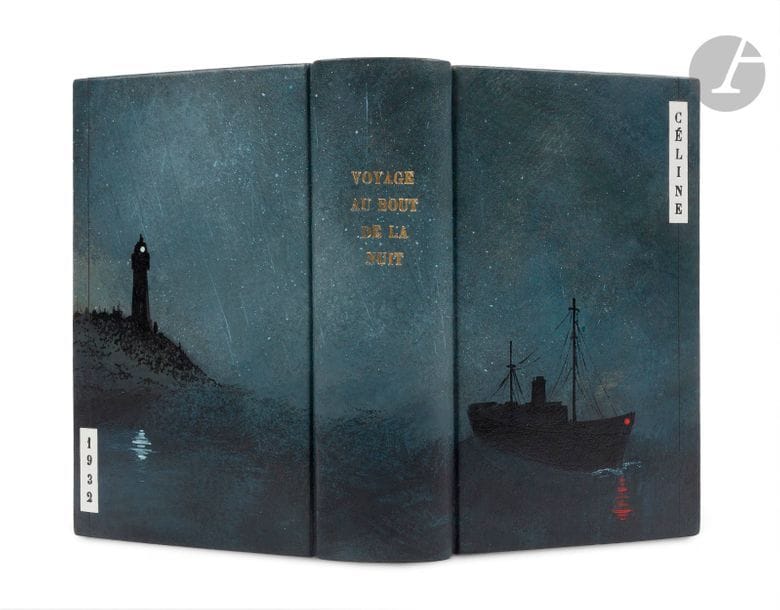 CÉLINE (Louis-Ferdinand).
Voyage au bout de la nuit. Roman.
Paris : Denoël et Steele, 1932. — In-8, 182 x 118 : 623 pp., (4 ff. de catalogue), couverture imprimée. Veau bleu nuit à la bradel, décor peint en couleurs sur les plats et sur le dos, représentant un bateau voguant la nuit près des côtes sur lesquelles figure l’ombre d’un phare, pièce rectangulaire de box blanc sur le bord des plats, portant le nom de l’auteur en lettres noires sur le premier plat et l’année 1932 sur le second plat, dos lisse, non rogné, couverture et dos conservés, étui-boîte en toile bleue (reliure moderne).

Édition originale.
Exemplaire de premier tirage, sur papier d’édition, portant sous la justification un numéro fantaisiste au crayon. Il est bien complet du catalogue de l’éditeur à la fin.
Très bel exemplaire en reliure originale moderne, portant sur les plats et le dos un décor peint très bien réalisée. La reliure n’est pas signée mais elle est sans doute l’œuvre d’un bon relieur amateur.
Titre en partie dérelié. Dos de la couverture bruni.
