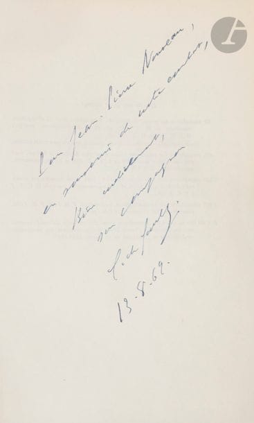 GAULLE (Charles de).
Mémoires de guerre. * L’Appel 1940-1942. - ** L’Unité 1942-1944. - *** Le Salut 1944-1946.
Paris : Plon, [1965]. — 3 volumes in-8, 202 x 135. Toile bleue (tome 1), blanche (tome 2) et rouge (tome 3) de l’éditeur.

Nouvelle édition.
Exemplaire enrichi dans le premier volume de ce bel envoi autographe de l’auteur : 
Pour Jean-Pierre Nouveau, // en souvenir de notre combat, // Bien cordialement, // son compagnon // C. de Gaulle. // 13.8.69
Jean-Pierre Nouveau fit partie des compagnons de la Libération par décret du 12 juin 1945. En voici la biographie donnée par le Musée de l’ordre de la libération :
« Jean-Pierre Nouveau est né le 14 avril 1921 à Marseille. Étudiant, il rentre à Marseille à la fin du mois de juin 1940 et cherche vainement à rejoindre la France Libre. Son père, Louis Nouveau, qui participe activement au réseau «Pat O’Leary» spécialisé dans l’évasion par l’Espagne de pilotes et équipages de la RAF, le fait bénéficier de cette filière. Il part le 6 mars 1941 pour l’Espagne avec pour objectif d’atteindre le Portugal. Arrêté à la frontière hispano-portugaise, suspecté du meurtre d’un garde civil, il est transféré de prison en prison, soumis aux interrogatoires et torturé. Il se fait passer pour canadien et est finalement libéré sur l’intervention du consulat britannique. Parvenu en Angleterre au mois d’octobre 1941, il s’engage dans les Forces Françaises Libres. Il est d’abord affecté à l’escadron mixte du capitaine Branet puis admis à l’École des Cadets de la France Libre à Ribbesford. Promu aspirant le 1er juin 1943 (promotion Fezzan-Tunisie), il est affecté au 12ème Régiment de Chasseurs d’Afrique (12ème RCA) qui a été incorporé à la 2ème DB du général Leclerc au Maroc. Il y commande un peloton de chars Sherman. À sa tête, il participe à toutes les opérations de la 2ème DB au lendemain du débarquement d’août 1944 en Normandie. Près de Mortain, il est le premier élément de la Division à se heurter aux défenses