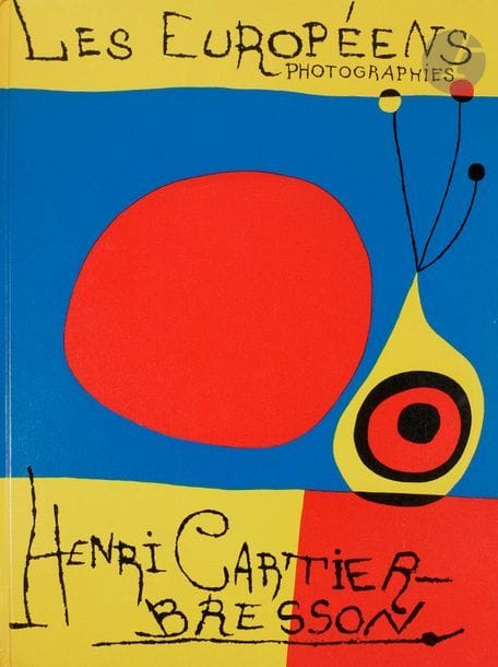 CARTIER-BRESSON (Henri).
Les Européens.
Paris : Verve, 1955. — In-folio, 360 x 267. Cartonnage illustré de l’éditeur.

Édition originale conçue par Tériade, proposant une sélection de 114 photographies d’Henri Cartier-Bresson, prises entre 1950 et 1955.
Le cartonnage est illustré d’une composition en couleurs, dessinée spécialement pour l’ouvrage par Joan Miró.
Exemplaire très bien conservé malgré deux légères brunissures sans gravité au dos.