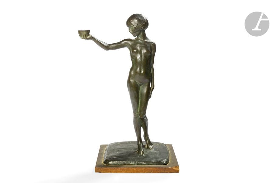 NICOLA D’ANTINO (1880-1966) – MEMBRE DE LA SÉCESSION ROMAINE (1912-1917)
L’Offerta (L’Offrande), œuvre conçue en [1912]
Sculpture.
Épreuve en bronze à patine vert sombre nuancé de verde antico.
Fonte d’édition ancienne.
Présentée sur une base ancienne en chêne.
Signée du cachet-monogramme D’ANTINO et marquée 1912 sur la terrasse en bronze.
Hauteur bronze seul : 46 cm

Expositions : 
- 1913 Rome, Secessione Romana - Notre œuvre, ou une œuvre identique, présentée lors de cette manifestation.
- 1918 Milan, Galleria De Conciliis - Notre œuvre, ou une œuvre identique, présentée lors de cette manifestation.
- 1987 Rome, Secessione Romana 1913-1916 - Une œuvre identique, présentée lors de cette manifestation.
- 1987 Francavilla al Mare, exposition rétrospective Nicola d’Antino - Une œuvre identique, présentée lors de cette manifestation.

Bibliographie : 
Nicola D’Antino, - Maria Grazia Tolomeo Speranza, édition De Lucca, Rome, 1987. Modèle identique reproduit planche XIV et référencé et reproduit sous le n°34 page 130. 