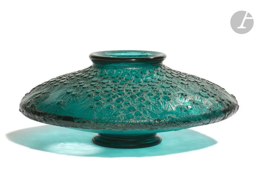 DAUM NANCY FRANCE
Pluie de pointillés, Série Haut-relief, circa 1930
Important vase toupie sur piédouche.
Épreuve en verre, teinté vert anglais dans la masse, au décor très profondément dégagé à l’acide sur fond granité.
Signé DAUM Nancy France, en intaille sur le pourtour de la base.
Hauteur : 12 cm - Diamètre : 31 cm