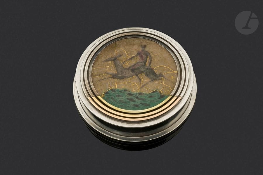JEAN DESPRÉS (1889-1980) ORFÈVRE & JEAN MAYODON (1893-1967) CÉRAMISTE
Scène mythologique au cavalier, circa 1937/38
Exceptionnelle et précieuse boîte circulaire moderniste.
La base et la monture du couvercle en argent et aux 3 ors.
Le médaillon décoratif central du couvercle en céramique émaillée polychrome ; la résille à l’or au four.
Signée J. DESPRÉS à la pointe et porte les poinçons de Maître Orfèvre et de garantie sous la base.
Hauteur : 3 cm – Diamètre : 12 cm
Poids brut : 449,4 g

Provenance :
- M. & Mme X., Paris et Courson-les-Carrières, intime de Jean Després. Œuvre acquise directement auprès de l’artiste.
- Œuvre restée dans la descendance des précédents par voie de succession.

Bibliographie et œuvres en rapport :
- Jean Després, maestro orafo tra art deco e avanguardie - Melissa Gabardi, Idea Books, Milano, 1999. Des œuvres de collaboration entre Jean Després et Jean Mayodon reproduites pages 91 à 95.
- Jean Després : bijoutier et orfèvre en Art Déco et modernité - Melissa Gabardi - Norma Éditions & Musée des Arts Décoratifs, Paris, 2009. Œuvres de collaboration entre Jean Després et Jean Mayodon reproduites pages 82 à 85. 