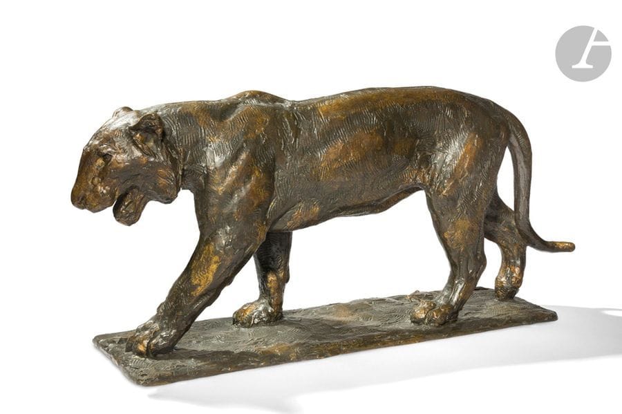 ROGER GODCHAUX (1878-1958)
Tigresse marchant, épreuve n° 6/10 réalisée en 1931
Sculpture.
Épreuve en bronze à patine brun-médaille nuancé or.
Fonte à la cire perdue.
Édition ancienne de 1931.
Signée Roger GODCHAUX, numérotée 6/10 et porte le cachet de fondeur SUSSE Frs Edts Paris sur la terrasse.
32 x 70 x 19,5 cm

Provenance :
Collection particulière, Paris.

Important :
Le certificat d’immatriculation portant le numéro DE-043, établi le 13 mai 1931 par la Société de Contrôle et d’Expertise (80, rue Taitbout – Paris Xe), sera remis à l’acquéreur. Figurent sur ce document : les mentions relatives à notre sculpture (nom du sculpteur, numérotation, désignation du fondeur, date), la photographie d’époque et un cliché de détail de notre épreuve, les timbres secs et la signature de l’administrateur-directeur de la Société de Contrôle et d’Expertise.