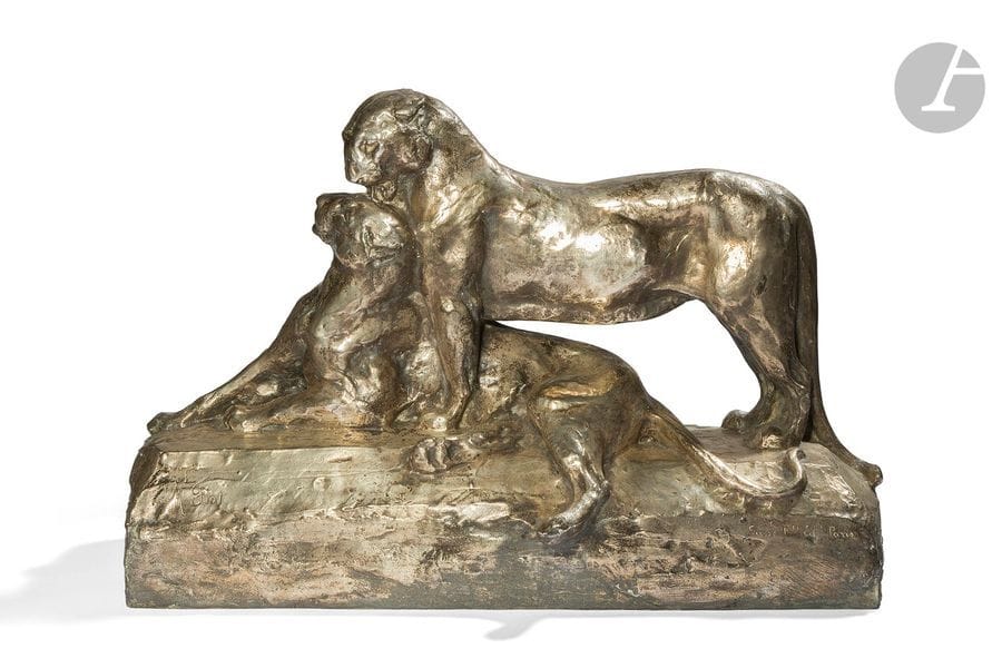 MAXIMILIEN FIOT (1886-1953)
Couple de panthères, rare grande version argentée, le modèle présenté au Salon des Artistes Français, Paris, [1933]
Sculpture.
Épreuve en bronze à patine argentée. 
Fonte à la cire perdue d’édition ancienne.
Signée M. FIOT, porte le cachet ainsi que l’inscription SUSSE Frères Éditeurs Paris et l’inscription Cire perdue sur le tertre. 
44 x 66 x 24 cm
 
Bibliographie :
- Le Figaro artistique illustré – Numéro de juillet-août 1933. Le marbre du modèle de notre sculpture reproduit page 378.
- Dictionnaire illustré des sculpteurs animaliers & des fondeurs de l’antiquité à nos jours, volume 2 – Jean-Charles Hachet, Éditions Argus Valentine’s, Luxembourg, 2005. Un modèle identique reproduit dans le catalogue illustré des sculpteurs page 718.