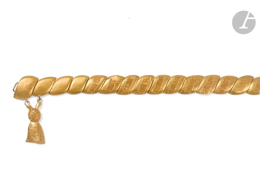 LINE VAUTRIN (1913-1997)
Ainsi que vont les grues … d’après un poème du Comte de Lautréamont (Isidore Ducasse, dit) extrait des Chants de Maldoror, [1869]
Ceinture poème.
Épreuve en bronze doré.
Fin des années 1940.
Signée du cachet et Line VAUTRIN à la pointe au dos de la plaque d’attache.
Longueur : 72 cm

Provenance :
Ancienne Collection de M. X., représentant de commerce en bijoux pour l’Asie du Sud à la fin des années 1940. Notre œuvre était un type de collection et ne fut jamais portée.