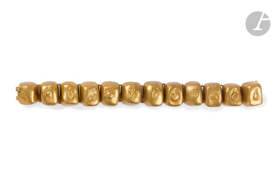 LINE VAUTRIN (1913-1997)
Fruits dit aussi Les fruits de l’été
Bracelet.
Épreuve en bronze doré.
Fin des années 1940.
Vendu avec son étiquette d’origine (mention du titre et références).
Longueur : 15,5 cm

Provenance :
Ancienne Collection de M. X., représentant de commerce en bijoux pour l’Asie du Sud à la fin des années 1940. Notre œuvre était un type de collection et ne fut jamais portée.