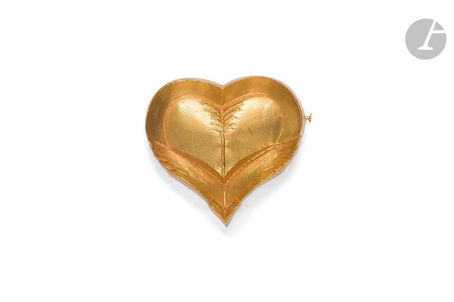 LINE VAUTRIN (1913-1997)
Cœur Flèche dit aussi Cœur
Broche.
Épreuve en bronze doré.
Fin des années 1940.
Vendue avec son étiquette d’origine (mention du titre et références).
Largeur : 5,8 cm

Provenance :
Ancienne Collection de M. X., représentant de commerce en bijoux pour l’Asie du Sud à la fin des années 1940. Notre œuvre était un type de collection et ne fut jamais portée.