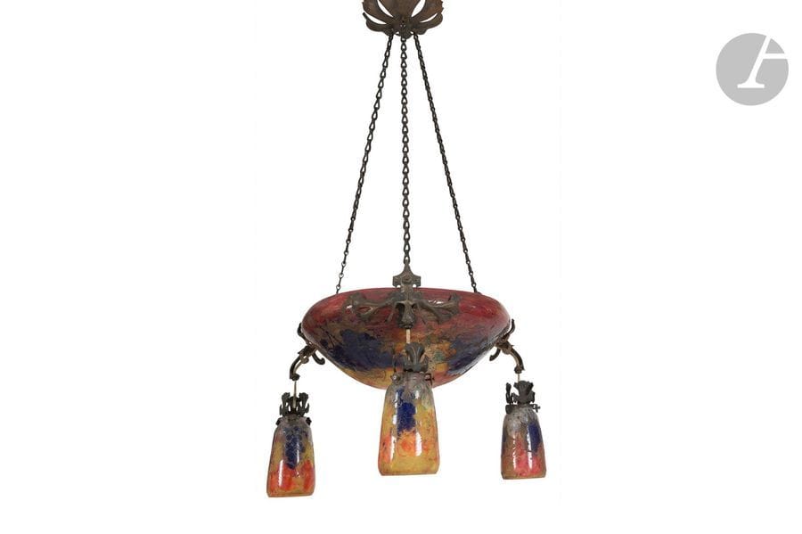 DAUM NANCY 
La vigne
Importante suspension à quatre lumières ; une profonde vasque centrale et trois tulipes 
Épreuves en verre multicouche ; les décors dégagés à l’acide et traités en polychromie aux poudres de vitrification. 
La monture naturaliste attribuée à Louis Majorelle et réalisée en métal ouvragé et complète de ses suspentes.
Époque Art nouveau.
Infimes égrenures (non visibles après montage) aux collerettes des tulipes et aux percements de fixation de la vasque.
Chaque verrerie signée DAUM Nancy à la Croix de Lorraine, en réserve gravé en camée à l’acide. 
Hauteur : 57 cm - Diamètre : 70 cm

Provenance :
- Famille Daum.
- M. X., œuvre acquise auprès de la précédente.