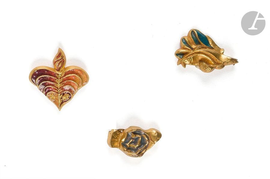 LINE VAUTRIN (1913-1997)
BIJOUX – 3 ŒUVRES
Cœur ardent
Broche.
Épreuve en bronze doré et émail.
Fin des années 1940.
Vendue avec son étiquette d’origine (mention du titre et références).
Hauteur : 5,5 cm
Atlantique
Broche.
Épreuve en bronze doré et émail.
Fin des années 1940.
Vendue avec son étiquette d’origine (mention du titre et références).
Longueur : 5,5 cm
Oiseau magique
Clip de corsage.
Épreuve en bronze doré et émail.
Fin des années 1940.
Vendu avec son étiquette d’origine (mention du titre et références).
Longueur : 5 cm

Provenance :
Ancienne Collection de M. X., représentant de commerce en bijoux pour l’Asie du Sud à la fin des années 1940. Nos œuvres étaient des types de collection et ne furent jamais portées.