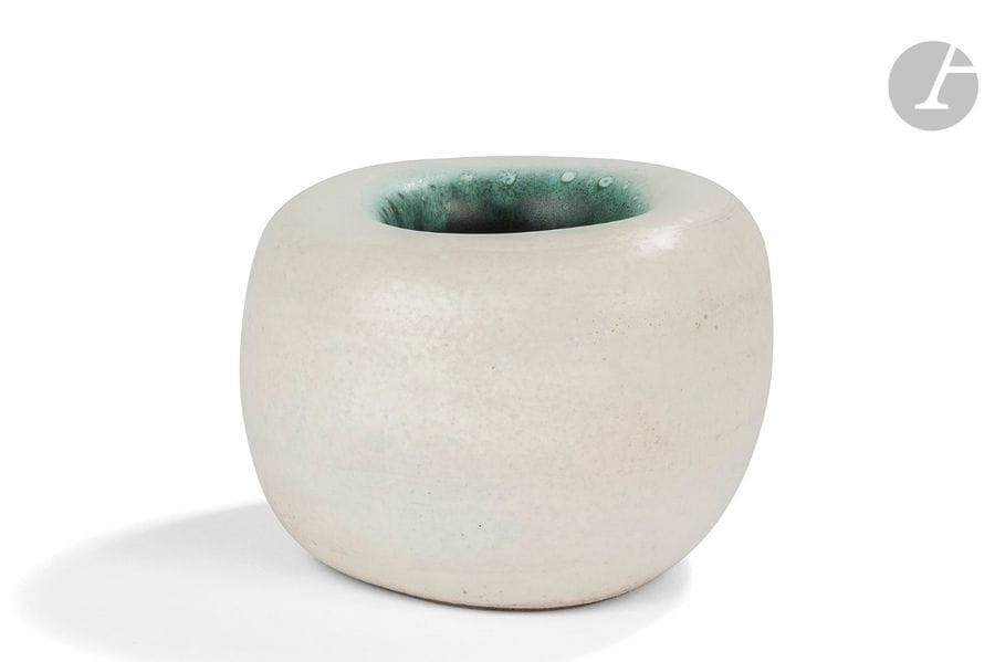 GEORGES JOUVE (1910-1964)
Galet, le modèle conçu vers [1957]
Vase.
Épreuve en céramique émaillée blanc mat, vert foncé sur le rebord interne du col et noir au cœur.
Signé JOUVE et à l’Alpha sous la base.
Hauteur : 10 cm – Longueur : 14 cm – Largeur : 14 cm

Bibliographie :
- Georges Jouve - Michel Faré, textes de Renée Moutard-Uldry et Norbert Pierlot, Éditions Art et Industrie, Paris, 1965. Variantes de couleur et de dimensions reproduites page 89.
- Georges Jouve - Préface de Pierre Bergé, Textes de Philippe Jousse et de Norbert Pierlot, Éditions Jousse Entreprise, Paris, 2005. Variantes de couleur et de dimensions reproduites pages 74, 75, 148 et 289.