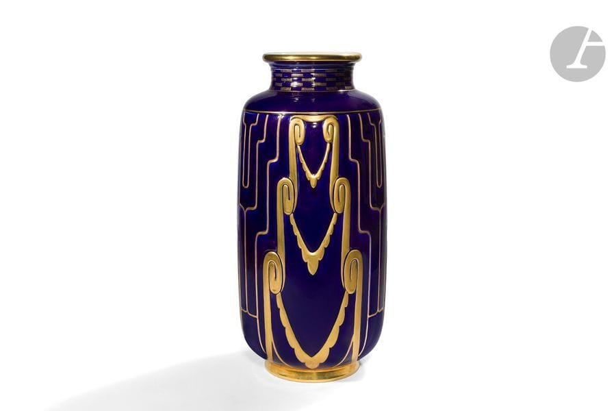 MANUFACTURE NATIONALE DE SÈVRES
Draperie et passementerie en chute, 11 avril 1931
Forme Aubert n°19 ; spectaculaire vase cylindrique sur talon et présentant un col terminé évasé.
Épreuve en porcelaine, pâte dure nouvelle, au décor en relief à l’or au four sur fond émaillé bleu de four.
Marqué du cachet-date noir de la manufacture (lettre e pour 1932) et porte les inscriptions 11.4.31. DN en creux sous la base.
Hauteur : 51 cm

Provenance :
Collection particulière, Paris.