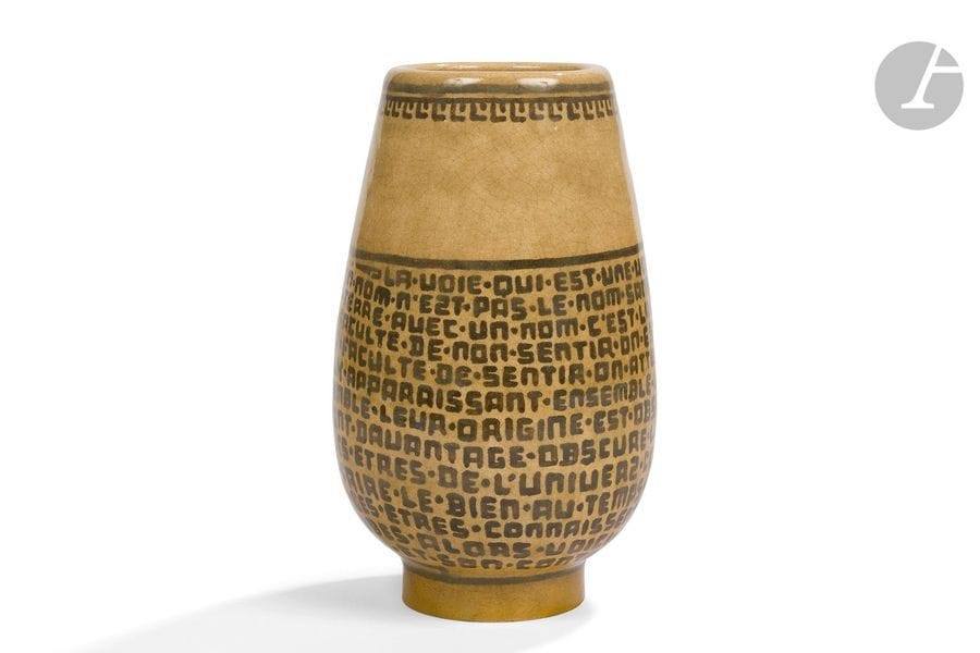 HENRI SIMMEN (1880-1963)
La voie qui est une voie n’est pas la voie – Le nom qui a un nom … [Citation de Lao Tseu]
Important vase obus sur talon et à large col annulaire.
Épreuve en céramique émaillée ; la citation titre, en enroulement, traitée brun sur fond beige très finement craquelé.
Une frise tournante de motifs de méandres, traitées brun également, en pourtour du col.
Circa 1925.
Signé H. SIM et porte la lettre R sous la base.
Hauteur : 23 cm