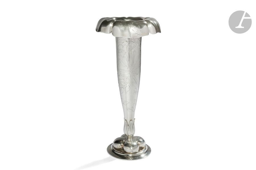 TIFFANY & Co
Trompettes de Virginie
Grand vase corolle en argent 925/1.000.
La base circulaire accueille un motif en ronde-bosse, évoquant des pétales floraux, qui reçoit le cornet achevé en corolle et à la figuration du motif titre.
Le corps du fût reprend le thème titre décoratif en relief.
Marqué TIFFANY & Co – 11094 – Makers – 5211 – Sterling Silver – 925/1.000 sous la base.
Hauteur : 32 cm
Poids : 657 g