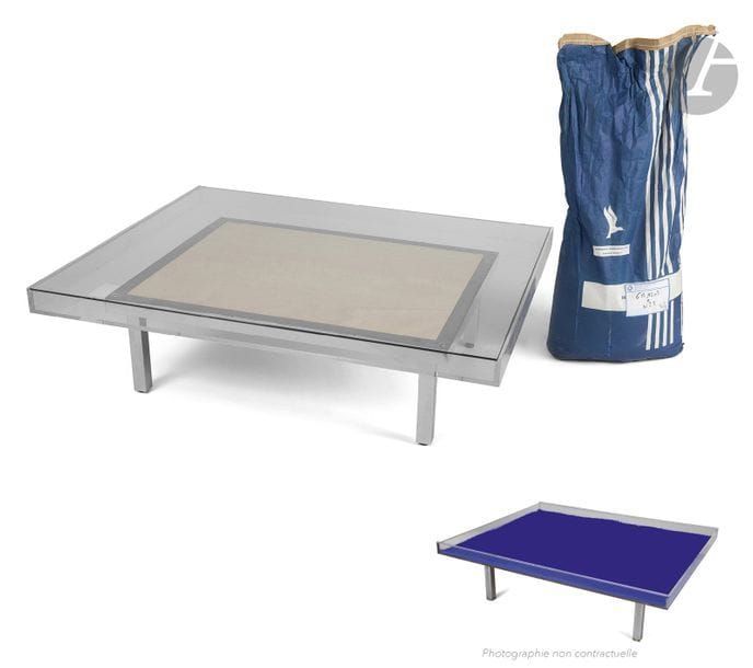 Yves KLEIN (1928-1962)
Table IKB® [1961]
Pigment bleu, verre, plexiglas et piètement en métal chromé.
Édition initiée en 1963 sous la supervision de Rotraut Klein-Moquay.
Porte le numéro ES-DESE et la signature de Rotraut Klein-Moquay sur un cartel sous le plateau.
Cette table n’ayant jamais été montée le pigment est dans son sac d’origine.
125 x 100 x 37 cm