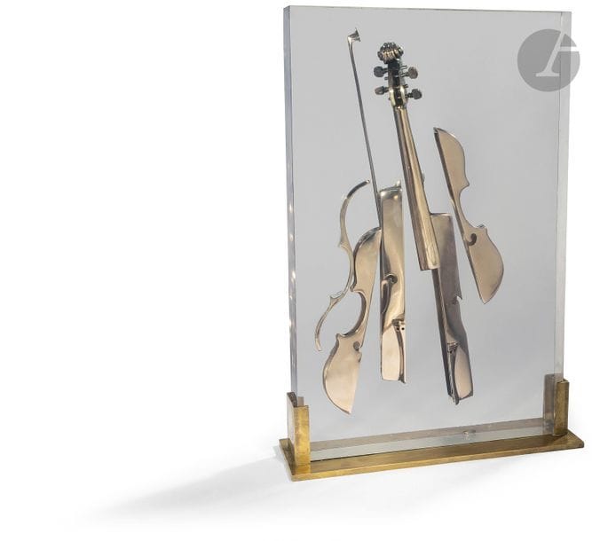 ARMAN (1928-2005)
Colère Europa, 2004
Épreuve en bronze poli et résine.
Signée en bas à droite.
Base en bronze poli.
Édition à 100 exemplaires.
(Éclats dans un angle et à la base).
Hauteur : 74 cm

Cette œuvre est enregistrée dans les Archives Denyse Durand-Ruel sous le numéro 8830.

Nous remercions Madame Denyse Durand-Ruel pour les informations qu’elle nous a transmises.