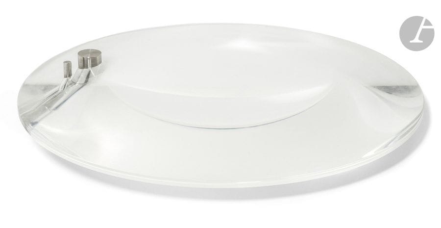Marta PAN [franco-hongroise] (1923-2008)
Lentille
Sculpture en plexiglas et acier inoxydable.
Monogrammée et numérotée « 3 » sur la tranche.
Diamètre : 30,5 cm
