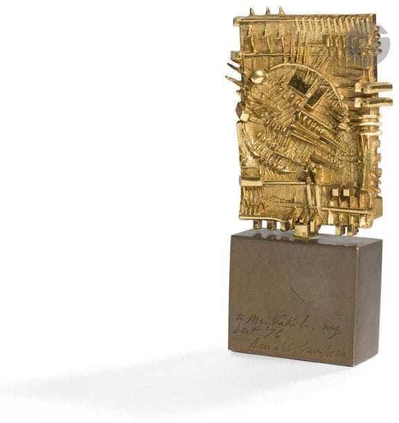 Arnaldo POMODORO [italien] (né en 1926)
Stèle, 1976
Épreuve en bronze doré.
Signée, datée et dédicacée à l’arrière.
Édition de 75 et XXV épreuves d’artistes.
Hauteur totale : 13 cm

Exposition : 
- Multipli d’artista, Studio Marconi 65, Milan, 30 novembre 2012 - 5 janvier 2013 (exemplaire exposé).
- Repetita Iuvant. Il multiplo d’autore del Novecento, Galleria laRinascente, Padua, 22 mars - 27 avril 2014 (exemplaire exposé).

L’œuvre est enregistrée dans les Archives de la Fondation Arnaldo Pomodoro sous le numéro M/74/10.

Nous remercions les Archives de la Fondation Arnaldo Pomodoro pour les informations qu’ils nous ont transmises.