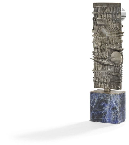 Arnaldo POMODORO [italien] (né en 1926)
Stèle, vers 1975-78
Épreuve en bronze argenté.
Signée à la base.
Numérotée sur XV.
Édition de 90 et XV épreuves d’artiste.
Socle en lapis lazuli.
Hauteur totale : 18 cm

L’œuvre est enregistrée dans les Archives de la Fondation Arnaldo Pomodoro sous le numéro M/78/10.

Nous remercions les Archives de la Fondation Arnaldo Pomodoro pour les informations qu’ils nous ont transmises.