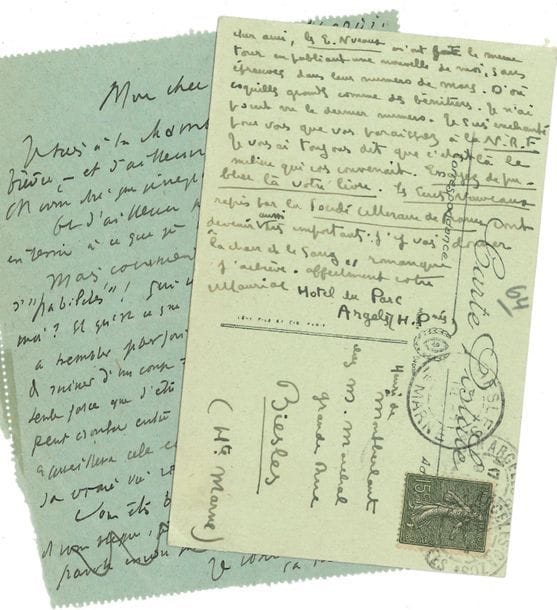 François MAURIAC (1885-1970). L.A.S., Argelès [9 avril ? 1919], à Henry de Montherlant ; au dos d’une carte postale illustrée avec adresse
La revue Les Écrits Nouveaux lui a fait « le même tour en publiant une nouvelle de moi, sans épreuves dans leur numéro de mars. D’où coquilles grandes comme des bénitiers. […] je suis enchanté que vous paraissiez à la N.R.F., je vous ai toujours dit que c’était là le milieu qui vous convenait. Essayez de publier là votre livre. Les Écrits Nouveaux repris par la Société littéraire de France vont devenir aussi très importants : j’y vais donner La Chair et le Sang, roman que j’achève »…
On joint une L.A.S. « M » (minute) de Montherlant à F. Mauriac (1 p. in-12). « Pourquoi ne pas nous en tenir à ce que je vous disais ? Mais comment pouvez-vous parler d’“habitudes” ! Qui se tient plus à l’écart que moi ? et qu’est-ce donc que cet “arrivisme” qui consiste à trembler parfois de la tentation de ruiner d’un coup sa vie ? En vérité c’est ma seule force que d’être celui dont la situation peut crouler entre la veille & l’aube, & qui accueillera cela comme un bienfait de Dieu et sa vraie vie retrouvée »…