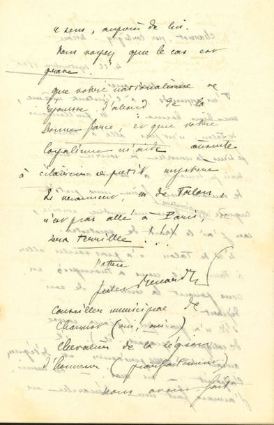 Jules RENARD (1864-1910). 5 L.A.S., 1899-1900, à Louis Paillard ; 7 pages in-8
Correspondance amicale adressée au journaliste et écrivain Louis Paillard (1876-1946), qui vivait à Corbigny, non loin du village de Chaumot dont Jules Renard fut élu conseiller municipal avant de devenir maire de Chitry. Louis Paillard a écrit un article sur son ami Jules Renard en 1907. Il était aussi lié à Henri Bachelin.
Paris 9 juin 1899. Il le remercie de son envoi : « J’espère que vous n’êtes à Menton que pour votre plaisir et que vous serez bientôt à Corbigny, d’où vous viendrez souvent me voir à Chaumot, à partir de la semaine prochaine »... Chaumot 27 juillet 1899, le priant de lui passer un numéro de L’Écho de Paris… 18 août 1899 [lors du procès Dreyfus à Rennes (Paillard était antidreyfusard)] : « Je pense que vous êtes de retour et j’espère bien que vous ne me croyez pas désolé au point de ne plus venir me voir »... Chaumot 22 septembre 1900, amusante lettre s’interrogeant sur la présence du maire de Corbigny, M. Guillemain de Talon, au Banquet des Maires : « Si M. de Talon n’a pas voulu aller à Paris, il nous a trompés en nous jouant la comédie de son départ. S’il n’a pas pu (pour cause de coliques, paraît-il), il aurait dû nous prévenir et déléguer l’adjoint – ou moi. […] Que votre nationalisme se réjouisse d’abord de la bonne farce, et que votre loyalisme m’aide ensuite à éclaircir ce petit mystère ». Il fait suivre sa signature des mentions : « Conseiller municipal de Chaumot (oui, oui.) Chevalier de la légion d’honneur (parfaitement) »… 26 septembre 1900 : « Peut-être fera-t-il beau demain jeudi. Voulez-vous que nous essayons d’aller à Clamecy ? »…
On joint une L.A.S., Paris 18 janvier 1908, au directeur de l’Argus de la Presse.
Reproduit page précédente