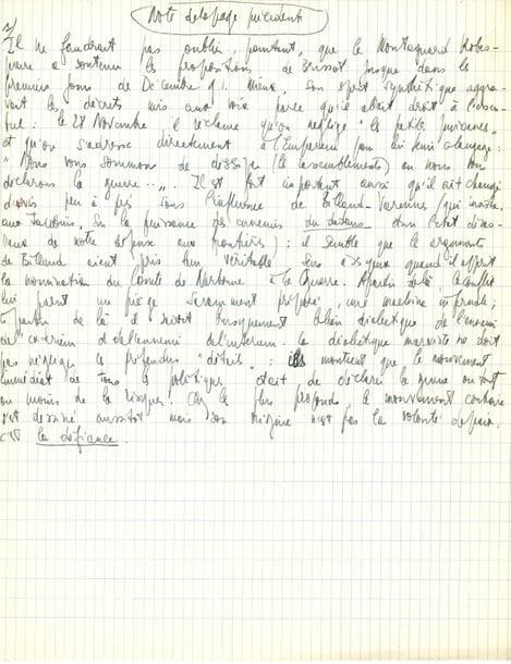 Jean-Paul SARTRE. Manuscrit autographe ; ¾ page in-4 sur papier quadrillé
« Note de la page précédente » sur la Révolution. « Il ne faudrait pas oublier, pourtant, que le Montagnard Robespierre a soutenu les propositions de Brissot jusque dans les premiers jours de Décembre 91. Mieux, son esprit synthétique aggravait les décrets mis aux voix parce qu’il allait droit à l’essentiel : le 28 Novembre, il réclame qu’on néglige “les petites puissances” et qu’on s’adresse directement à l’Empereur […] Il est fort important aussi qu’il ait changé d’avis peu après sous l’influence de Billaud-Varenne (qui insiste, aux Jacobins, sur la puissance des ennemis du dedans dans l’état désastreux de notre défense aux frontières) ; il semble que les arguments de Billaud aient pris leur véritable sens à ses yeux quand il apprit la nomination du Comte de Narbonne à la Guerre. À partir de là, le conflit lui parut un piège savamment proposé, une machine infernale ; à partir de là il saisit brusquement le lien dialectique de l’ennemi de l’extérieur et de l’ennemi de l’intérieur. La dialectique marxiste ne doit pas négliger les prétendus “détails” : ils montrent que le mouvement immédiat de tous les politiques était de déclarer la guerre ou tout au moins de la risquer. Chez les plus profonds, le mouvement contraire s’est dessiné aussitôt mais son origine n’est pas la volonté de paix, c’est la défiance. »