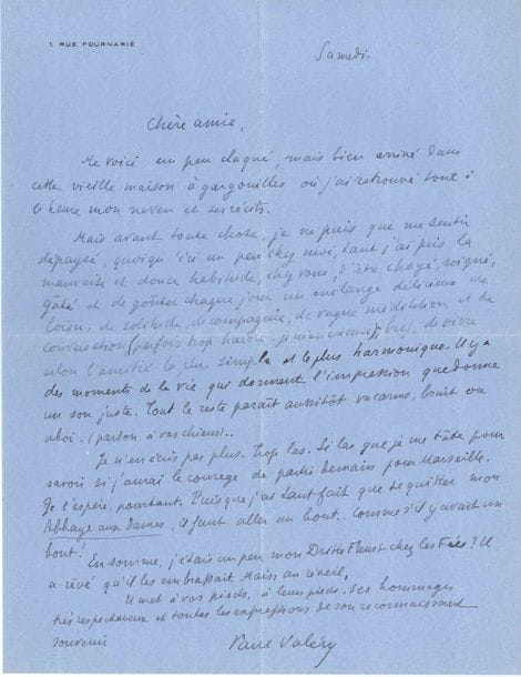Paul VALÉRY. 20 L.A.S., 1 L.S. et 1 lettre dactylographiée, 1941-1943, à la comtesse Robert de Billy (2 au comte) ; 23 pages formats divers, la plupart avec enveloppe ou adresse (2 au crayon)
Charmante correspondance du poète à la châtelaine de Montrozier pendant l’Occupation.
1941. [Montrozier (Aveyron) début septembre]. Il se sent vaseux, mais il est levé depuis 6 h et il travaillote. « M. Rey doit être le beau-frère de ma fille. S’il est chargé des missions, inutile, je crois, de sonner Albert Ier »... Montpellier [13 septembre]. Il se sent dépaysé, après avoir pris l’habitude, chez la comtesse, d’être choyé, et « de goûter chaque jour un mélange délicieux de loisir, de solitude, de compagnie, de vague méditation et de conversation (parfois trop hardie – je m’en excuse) ; bref, de vivre selon l’amitié la plus simple et la plus harmonique »... Dans son « Abbaye aux Dames », il était « un peu mon Dritte Faust chez les Fées »… Marseille 17 [septembre]. Il réitère le charme de son séjour à Montrozier, « ce temps d’intimité charmante... et de bouillons de légumes ». Il annonce son départ pour Vichy, « puis Paris, la zone occupée – la scissure. Cependant, il a fallu des catastrophes et cette affreuse mesure pour que nous nous connaissions mieux »... Paris 10 octobre. Il évoque avec reconnaissance son séjour alors qu’il était « en mauvais état » et « patraque »… Il va recommencer son cours… « Dites mille choses pour moi à Madame la Mer et à Monseigneur le Soleil. Le 30 de ce mois, il y aura 70 fois que ce grand astre aura joui de ma présence »... Jeudi. Invitation à entendre chez le Dr Bour, « Mary Marquet dire un peu du Narcisse », avec des pièces pour flûte et piano jouées par Gaubert et Maas ; il prie le comte d’appuyer sa demande de « médaille de vieux serviteur » en faveur de son « antique cuisinière »... 21 décembre. Il ne veut pas laisser « filer dans le sablier cette mourante et obscure année » sans rappeler les jours « doux et indisposés […] passés dans l