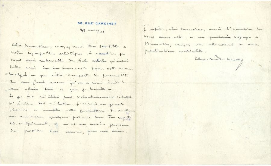 Claude DEBUSSY. L.A.S., 29 novembre 1903, [à un rédacteur de Durendal, revue catholique d’art et de littérature, Pol Demade ?] ; 1 page et demie in-8 à l’adresse 58, rue Cardinet
Il est très sensible à sa sympathie artistique : « je vous suis redevable du bel article qu’écrivit notre ami de La Laurencie dans votre revue. – Malgré ce que cela comporte de personnalité il me faut avouer qu’on a rien écrit de plus clair sur ce que je tente. Si je ne m’étais pas volontairement interdit d’écrire des mélodies, j’aurais eu grand plaisir à accepter votre permission de mettrant [sic] en musique quelques poèmes du très regretté Ch. de Sprimont ; il m’est au moins précieux de posséder son œuvre, par vos soins ». Il espère connaître son correspondant « à un prochain voyage à Bruxelles »…