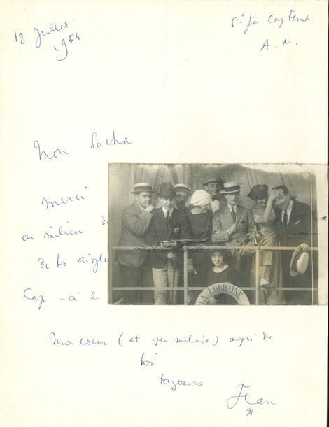 Jean COCTEAU. L.A.S. « Jean », Saint-Jean-Cap-Ferrat 18 juillet 1954, à Sacha Guitry ; 1 page in-4
Lors du tournage de Napoléon. « Merci d’avoir pensé à moi au milieu de ton état-major et de tes aigles. On m’a transporté au Cap – où la convalescence sera longue. Mon cœur (et peu malade) auprès de toi toujours »…
On joint 2 photographies : photographie de groupe sur un faux paquebot de fête foraine (Milhaud, Radiguet, Germaine Tailleferre, Jean et Valentine Hugo, Cocteau, Paul Morand…, carte postale vers 1920 ; photo de Max Micol chez un fabricant de soldats de plomb (vers 1955, in-4). Plus un programme signé de l’Hommage à Jean Cocteau, par le Club théâtral de la revue La Nef, Théâtre des Mathurins, 12-19 mai 1947, avec envoi de Robert Aron. 
