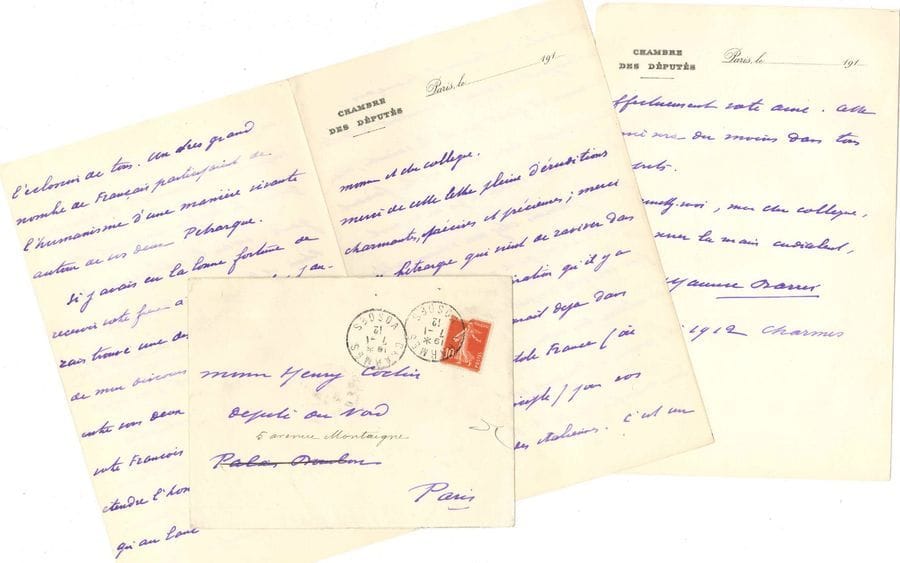 Maurice BARRèS (1862-1923). 49 L.A.S. (une incomplète) et 17 L.S., 1911-1923, à Henry Cochin ; 100 pages in-4 ou in-8, nombreux en-têtes Chambre des Députés, enveloppes
Belle et intéressante correspondance à son ami Henry Cochin (1854-1926), son collègue à la Chambre (député du Nord, 1893-1914), écrivain et spécialiste de la Renaissance italienne, collaborateur dans diverses œuvres pendant la Guerre, et ami très estimé. Nous ne pouvons en donner ici qu’un rapide aperçu.
1911. [Charmes 24 décembre]. Il loue la clarté, l’agrément, et « ce dosage exquis de poésie et de science » des Jubilés d’Italie… 1912. 6 janvier. Son Pétrarque ravive l’admiration qu’on témoignait jadis, dans l’entourage d’Anatole France (« où j’étais jeune disciple »), pour les premières études italiennes de Cochin, « modèle du travail français, attrayant et savant, discutant les textes comme il faut qu’ils le soient, mais respectant leur âme et les faisant épanouir », à la différence du travail des Allemands, à qui manque cette union de « solidité d’esprit critique et parfaite courtoisie du cœur, de l’esprit et des mœurs »… 7 octobre, à propos de l’étude de Cochin sur Lamartine : « Ah ! si l’on avait le temps ! Oui, ce serait joli une suite d’articles pour rechercher et pour justifier ce qui demeure en nous de vivant et de fécond du grand amour qu’à vingt ans nous avions pour les maîtres romantiques »… 1913. 8 août. Recommandation de son ami le bénédictin Dom Pastourel ; réflexions sur Montalembert qu’il admirait dans sa jeunesse à travers le livre parfumé de Mme de Craven, qu’il a fait lire au petit-fils de Renan… 17 août, au sujet de ses articles sur Lamartine : n’y est donnée « que la couleur de mon sentiment »… 27 octobre 1913, remerciant Cochin pour son discours Pour les églises populaires, arrivé alors qu’il met en ordre son récit de « la campagne pour les vieilles églises »… 1914. 9 janvier. Il sera ennuyé de revenir à la Chambre, « au milieu de mes modèles, si bénin que je sois. Quan