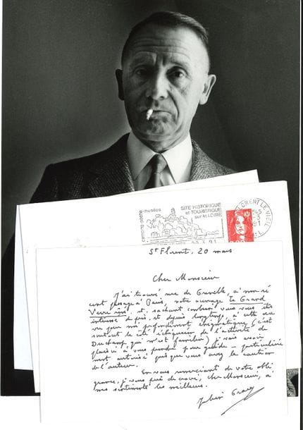 Julien GRACQ (1910-2007). 3 L.A.S., Saint-Florent 1991, à Jean Suquet chez Actual ; 3 pages oblong in-12 (cartes), une enveloppe (photographie jointe)
9 décembre : « Je ne sais si mes livres méritent ce commentaire lyrique et trop élogieux – mais je suis sensible à sa chaleur et à sa sincérité »… 20 mars [1991]. Remerciant pour l’envoi du livre Le Grand Verre rêvé, consacré à Marcel Duchamp : « sachant combien vous vous êtes intéressé de près […] à cette œuvre pour moi profondément énigmatique […], je vais avoir plaisir à vous prendre pour guide »… 1er mai : « Je suis de votre avis. L’œuvre de Duchamp est allée “où va toute chose” qu’elle soit d’art ou d’anti-art. Nul n’y peut rien, mais son esprit s’en détache ; il reste, comme vous faites, à le préserver »…