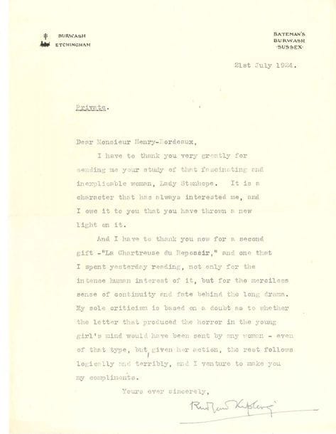 Rudyard KIPLING (1865-1936). L.S., Bateman’s, Burwash (Sussex) 21 juillet 1924, à Henry Bordeaux ; 1 page in-4 ; en anglais
Il le remercie vivement de lui avoir envoyé son étude sur Lady Stanhope, femme fascinante et inexplicable. C’est une personnalité qui l’a toujours intéressé. Il le remercie aussi pour son second cadeau, La Chartreuse du reposoir, qu’il a passé la veille à lire, non seulement pour l’intérêt humain intense, mais pour le sens implacable de continuité et de destin derrière le drame. Sa seule critique relève d’un doute que la lettre qui produit l’effroi dans l’esprit de la jeune fille pût être envoyée par aucune femme ; mais le reste découle logiquement et terriblement…