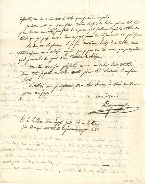 Louis-Jacques-Mandé DAGUERRE (1787-1851) peintre, inventeur du daguerréotype. L.A.S., Paris 21 août 1826, à Balthazar Sauvan ; 2 pages in-4 à en-tête du Diorama, adresse
Belle et rare lettre sur un nouveau tableau de son Diorama.
Il cite un article de Charles Maurice sur le « nouveau chef-d’œuvre empreint du cachet de son génie », qu’il va présenter au public : un tableau représentant une partie de village suisse, « qui laisse à découvert une magnifique vallée, de superbes montagnes voisines de ces singulières constructions. On devine quel parti a dû tirer de ces détails le talent si vrai, sur pur, et si touchant de M. Daguerre le rival de la nature ! »… Daguerre souligne que « la grande difficulté des extérieurs est de mettre la finesse de ton qui existe dans la nature qui est détruite par le passage de la lumière à travers les vitraux, le ton coloré qui en résulte est donc la pierre d’achoppement ; ce qui fait que les extérieurs n’ont jamais fait autant d’illusion que les intérieurs. Je crois avoir vaincu cette difficulté […] Je désire aussi que vous fassiez valoir le choix de la vue qui est tel qu’il peut donner une idée si parfaite de la Suisse qu’il semblerait d’après l’exactitude des détails que j’ai passé ma vie dans ce pays tant ils sont rendus avec précision. […] je puis vous dire encore que je regarde qu’il peut aller de pair avec l’intérieur de Roslyn » [Intérieur de Rosslyn Chapel, célèbre diorama d’après sa toile de 1824]…