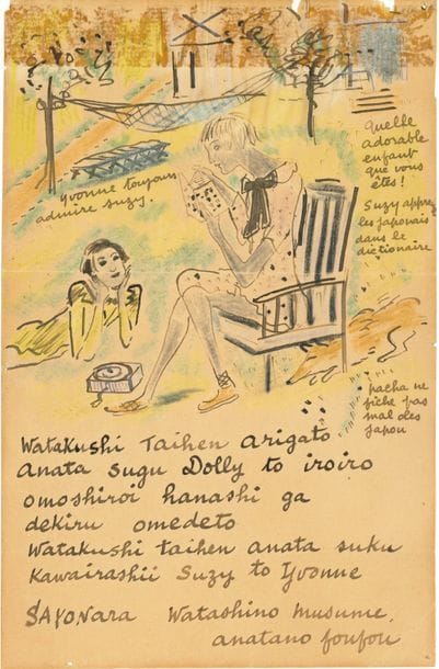 Léonard FOUJITA (1886-1968). L.A.S. « anatano foufou » avec dessin, [vers 1928, à Suzy Solidor et Yvonne de Brémond d’Ars] ; 1 page in-8 trace jaune d’adhésif en haut de la page)
Belle lettre illustrée d’un dessin à l’encre et aux crayons de couleur, représentant Suzy Solidor et sa compagne Yvonne de Bremond d’Ars.
Les deux amies sont dans un jardin ; au fond, un hamac et des arbres. Au premier plan, Suzy Solidor est assise sur un fauteuil en bois, plongée dans la lecture d’un livre ; à côté, Foujita légende : « Quelle adorable enfant que vous êtes ! Suzy apprend les japonais dans le dictionnaire ». Sous la chaise, un chien roux : « Pacha se fiche pas mal des japon ». Allongée dans l’herbe et admirant la chanteuse, Yvonne de Brémond d’Ars : « Yvonne toujours admire Suzy ! »… Entre les deux femmes, un tourne-disque.
Au-dessous, Foujita a écrit 8 lignes en japonais phonétique, remerciant pour l’envoi d’une poupée « Dolly » et disant aux deux amies toute son affection : « Watakushi taihen arigato anata sugu Dolly to iroiro omoshiroi hanashi ga dekiru omedeto. Watakushi taihen anata suku kawirashi Suzy to Yvonne »…
