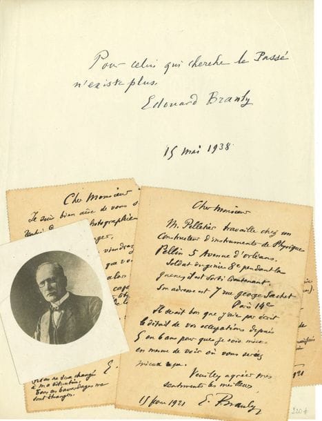 Édouard BRANLY (1844-1940) physicien. 3 L.A.S., février-juin 1921, à M. André Hoffmann ; 1 page in-12 chaque avec adresse (carte-lettre)
Recommandations pour trouver un travail dans des laboratoires de physique. 15 février. Il lui demande des renseignements sur ses activités ces dernières années, et conseille d’aller voir le constructeur d’instruments de physique Pellin… 21 février. Il n’a pour le moment aucun moyen de l’employer, mais conseille de s’adresser au directeur du laboratoire de Physique de la Sorbonne… [29 juin]. Il se réjouit d’apprendre qu’il a repris un emploi dans la photographie, et aura peut-être l’occasion « de profiter de vos capacités spéciales en vous donnant de la besogne »…
On joint une pensée a.s., 15 mai 1938 : « Pour celui qui cherche le Passé n’existe plus » (avec un petit portrait photographique).