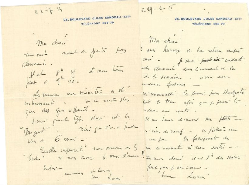 Louis BRÉGUET (1880-1955) ingénieur et pilote, pionnier de la construction aéronautique. 44 L.A.S., 1902-1925 et s.d., à sa femme, née Nelly Girardet (une à leur fille Gilberte) ; 84 pages formats divers, certaines à son en-tête ou à des en-têtes d’hôtels, quelques adresses et enveloppes
Belle correspondance intime à sa femme, où il est beaucoup question de ses avions, notamment pendant la guerre 14-18.
Les premières lettres datent de leurs fiançailles et du service militaire de Bréguet (dessin en pleine page, à la veille de sa libération, du soldat donnant un coup de pied dans un ballon marqué « zéro », [18 septembre 1902])… Il évoque des essais aéronautiques (et des appareils endommagés) par Ludmann, Gourley, Péralda, Migaud, Moineau, Brégi… « Je n’ai pas eu de chance aujourd’hui. Moineau a cru devoir atterrir à Laon alors qu’il aurait pu continuer, je crois. Quant à Brégi par sa faute il a manqué le départ à midi – il n’avait pas eu la précaution d’essayer son moteur et une bougie encrassée l’a empêché de partir » (Reims 13 novembre 1911)… « Aujourd’hui avait lieu la vente de l’aérodrome de Champagne. C’est Deperdussin qui s’en est rendu acquéreur comme prévu » (5 mars 1912)… à Turin, en 1912, il retrouve l’ingénieur Darbezio, le capitaine Agisdoni, le lieutenant Veece, et voit voler « quelques Blériot »…
En 1915, il transmet des échos de la guerre ; il est content des affaires des Ateliers Bréguet : « plus que jamais il faut trimer car la guerre n’est pas finie loin de là […] et c’est avec des engins nouveaux qu’il faut agir pour dominer » (28 avril)… Il fait revenir du front son frère Jacques, qui le « seconde autant qu’il peut » (5 mai), mais « tout devient difficile. Cela se sent que nous approchons du 12ème mois de guerre. On s’essouffle. Mais tout le monde est courageux et l’on donne ce que l’on peut » (19 juin)… Propos patriotiques… Il reçoit le colonel Bouttieaux [commandant du 1er Groupe Aéronautique de l’armée, directeur du matériel aéronautiqu