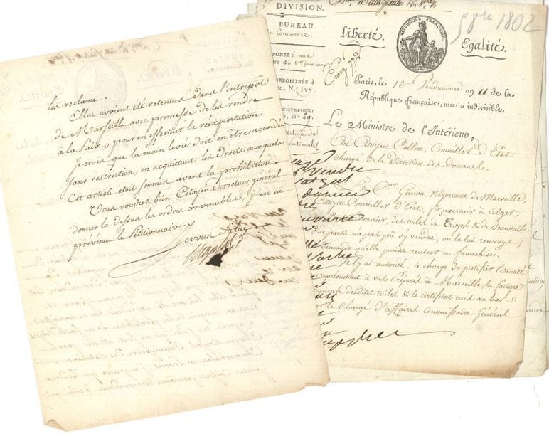 Jean-Antoine CHAPTAL (1756-1832) chimiste et homme d’État. 10 L.S. ou P.S., Paris ans X-XII (1802-1804), à la régie des Douanes ou au citoyen Collin, conseiller d’État chargé de la direction des Douanes ; 19 pages in-4, en-têtes Le Ministre de l’Intérieur ou Ministère de l’Intérieur, qqs vignettes, une adresse
Pour remettre au citoyen Espivent, membre du Conseil d’agriculture, arts et commerces de la Loire-Inférieure, un modèle de moulin saisi à tort ; pour laisser transporter des caisses venant de Hambourg et saisies à Dieppe, réclamées par le citoyen Chaumontel, professeur à l’École vétérinaire d’Alfort ; recommandant, comme mesure de « saine politique », d’exempter de droits les biens personnels de Mr. Wilcox, qui vient d’établir à Bordeaux une manufacture de chapeaux… Permission de faire entrer deux cafetières provenant de Turquie, offertes à un négociant de Marseille… Autorisation de faire rentrer en franchise des toiles de Troyes et de Beauvais invendues à Alger, renvoyées à un négociant de Marseille… Etc.