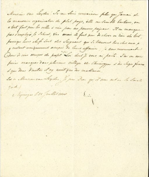 Louis BONAPARTE (1778-1848) frère de Napoléon, roi de Hollande, et père de Napoléon III. 2 L.S. « Louis », Utrecht et Nimègue 1807-1808 ; 2 pages in-4
[Utrecht] 5 novembre 1807, à M. Van der Goes, au sujet des « nouvelles tracasseries » qu’on lui fait à Paris ; il faut mander à MM. de Brantsen et Six « de hater par tous les moyens possibles la signature du traité et de s’en rapporter entièrement à ce que voudra l’empereur sur cet objet »… Nimègue 25 juillet 1808, à M. Van Leyden : « Je me suis convaincu plus que jamais de la mauvaise organisation du plat paÿs, elle me semble barbare ; on a tout fait pour les villes & rien pour ces pauvres paÿsans. Il ne manque pas d’employés, le Schout, &a mais ils font peu de chose ou rien du tout, parce que leurs chefs sont des seigneurs qui se trouvent bien chez eux, & y restent uniquement occupés de leurs affaires ; je vous recommande donc de vous occuper du projet de loi dont je vous ai parlé. J’ai vu avec peine manquer dans plusieurs villages des chirurgyens & des sages femmes, & que dans d’autres il ny avoit que des massacres »… On joint la copie certifiée conforme par A. Cuvillier-Fleury, premier secrétaire de son cabinet, de sa lettre à M. de Brantsen du 4 novembre 1807, relative à l’établissement d’un hôpital militaire à Middelbourg ; plus un fragment de L.S. « L. de St Leu ».