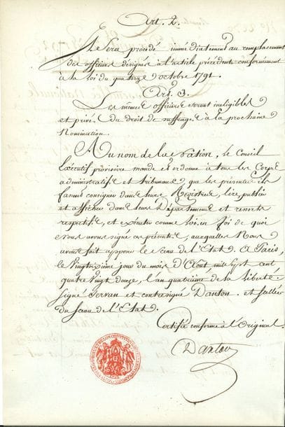 Georges Jacques DANTON (1759-1794) avocat, député, fondateur du Club des Cordeliers, ministre de la Justice, conventionnel (Paris), Montagnard, membre du Comité de Salut public, guillotiné. P.S., [26 août 1792] ; 2 pages gr. in-fol., cachet encre rouge Louis XVI PLGD Dieu et la Loy Constitutionnelle Roy D François
Copie certifiée conforme par Danton de la Loi du 19 août 1792, décrétant d’urgence la réorganisation du 3e bataillon de la Garde Nationale de Langres par le remplacement des officiers « suspendus pour cause d’incivisme, par délibération de la commune de Langres en date du quinze Mai 1792 ». La nomination des sieurs Piétrequin fils, commandant, Strapard, commandant en second, Thévenot, apothicaire adjudant-major, Marque-Lanty, porte-drapeau, Gaulcher-Gaucher, capitaine, Pelletier, Roy, Boulanger et Conty, officiers, est annulée, et ces officiers « seront ineligibles et privés du droit de suffrage à la prochaine nomination »…