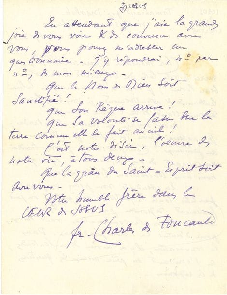 Charles de FOUCAULD. L.A.S., Tamanrasset 12 octobre 1912, à un « Cher Monsieur et frère en JESUS » ; 2 pages in-8 à l’encre violette, avec dessin du Sacré-Cœur et la devise Jesus Caritas
Belle lettre. Il lui est très reconnaissant de l’envoi de son livre, qu’il promet de lire attentivement. Son voyage en France est retardé au printemps, et il passera l’hiver à Tamanrasset. « En attendant vous pouvez me poser par lettre toutes les questions auxquelles on peut facilement répondre par écrit. Pour certaines choses la conversation vaut mieux, pour d’autres la correspondance. Dans la conversation, il y a moins de malentendus ; en s’écrivant on pèse mieux les questions et les réponses ». Il peut aussi lui envoyer un questionnaire, auquel il répondra de son mieux. « Que le nom de Dieu soit sanctifié ! Que son règne arrive ! Que sa volonté se fasse sur la terre comme au ciel ! C’est notre désir, l’œuvre de notre vie, à tous deux »…