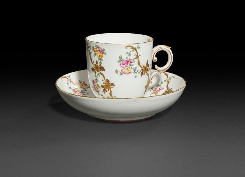 
Sèvres
Gobelet Calabre et sa soucoupe en porcelaine dure à décor polychrome de guirlandes de fleurs et rinceaux rocaille en deux tons d’or.
Marqués : LL entrelacés, sans lettre-date, marque du peintre Laroche.
XVIIIe siècle, vers 1775.
H : 6,5 cm, D : 13,5 cm
Quelques usures d’or.