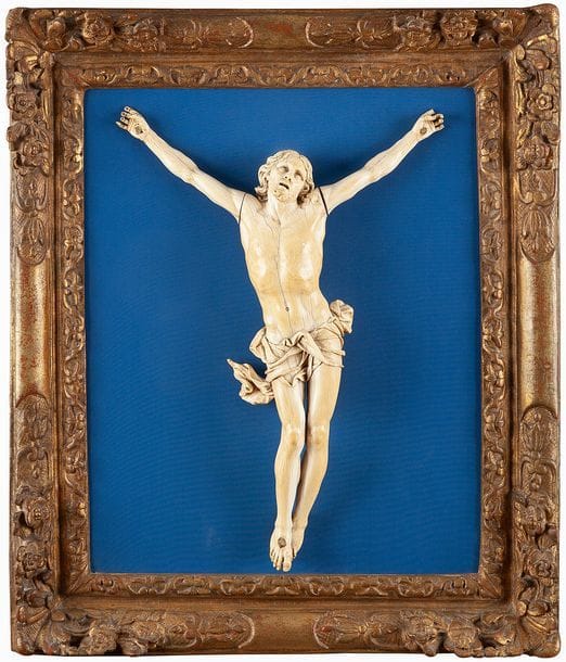 
Grand Christ vivant en ivoire sculpté. Tête levée vers le ciel, bouche ouverte, chevelure aux mèches ondulées tombant sur les épaules, barbe bifide, périzonium noué aux plis accidentés et chute sur la hanche droite, jambes fléchies, pieds superposés. 
Seconde moitié du XVIIe siècle
H : 50 cm 
Dans un cadre en bois sculpté et doré à décor de fleurs.
(petits accidents et manques notamment aux doigts des mains)