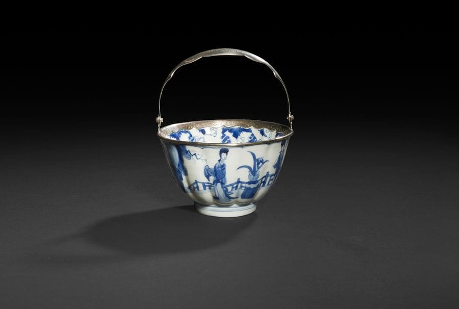 
Chine
Bol en porcelaine à paroi godronnée à décor en bleu sous couverte de femmes chinoises dans des jardins.
Époque Kanghi (1662-1722).
H : 12,5 cm
Monture et anse en argent européen.
Une fêlure.